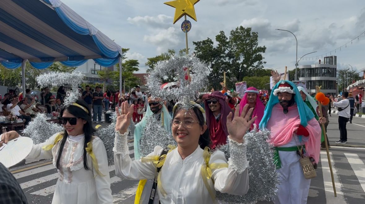 Peserta Parade Natal 2025 di kawasan Bundaran Besar, Sabtu (13/12/2025). RIFQI/KALTENG POS