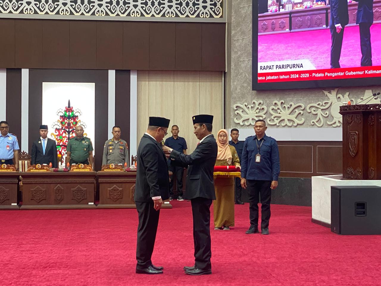 Ketua DPRD Kalteng, Arton S Dohong melantik Amonius Tuyum.SHAFA/KALTENG POS