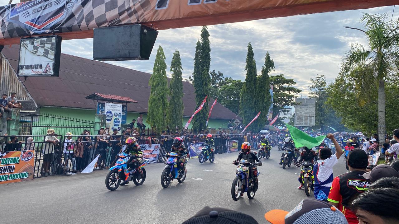 Aksi pembalap Motoprix Kotim Open Race 2025.MIFTAH/KALTENG POS