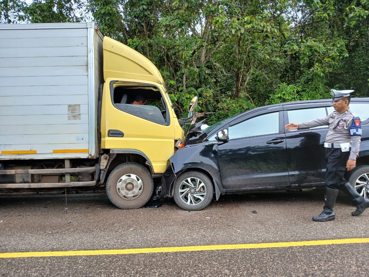 Minibus yang ditumpangi manajer Pertamina Sampit menabrak truk.POLISI