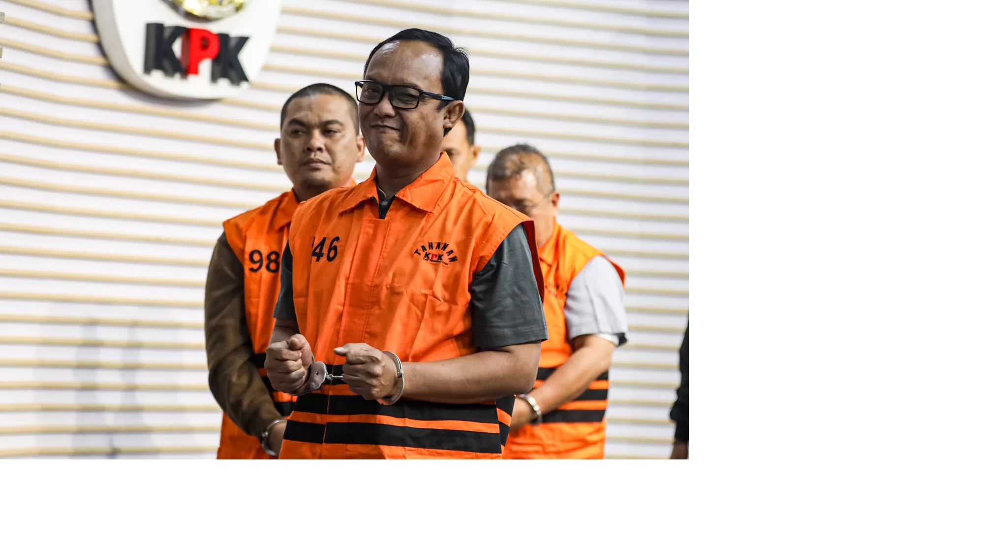 upati Lampung Tengah Ardito Wijaya bersama tersangka lainnya saat konferensi pers penahanan di Gedung Merah Putih KPK, Jakarta, Rabu (11/12/2025).