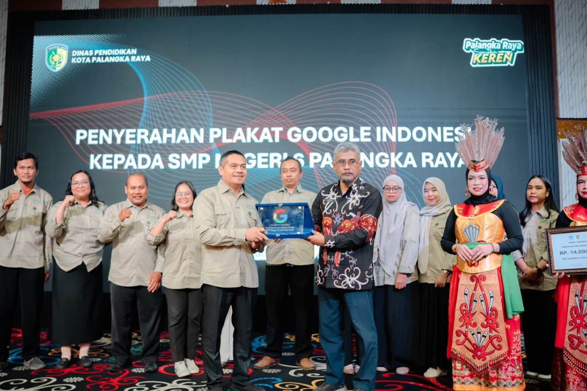 Plt Asisten Administrasi Umum Setda Kota Palangka Raya, Jayani menerima secara simbolis penghargaan sekolah rujukan Google yang ditujukan kepada SMPN 6, Jumat (12/12). Diskominfo kota for Kalteng Pos