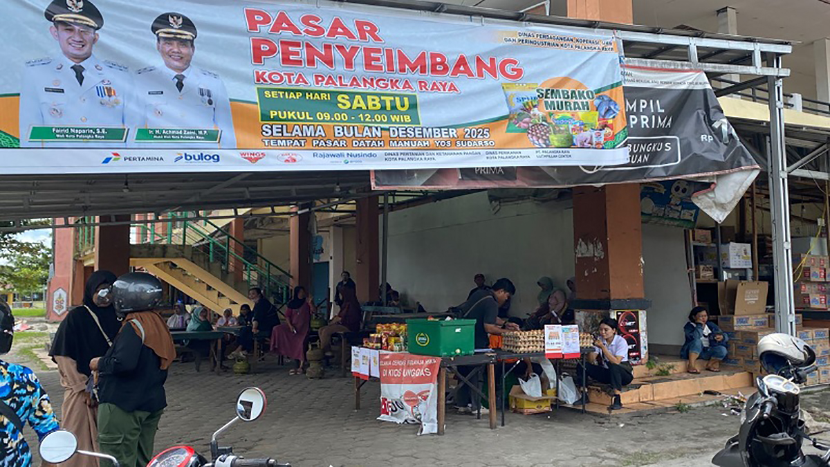 Warga memadati kegiatan Pasar Penyeimbang yang diselenggarakan DPKUKMP Kota Palangka Raya di Pasar Datah Manuah, Jalan Yos Sudarso, Sabtu (13/12). ANANDRI/Prokalteng.co