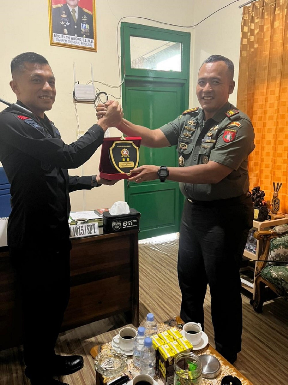 Dandim 1015/Sampit, Letkol Inf Dwi Candra Setyawan, melaksanakan audiensi dengan Komandan Batalyon B Pelopor Satuan Brimob Polda Kalteng, Kompol Tri Wibowo, di Makodim 1015/Sampit, Senin (8/12).