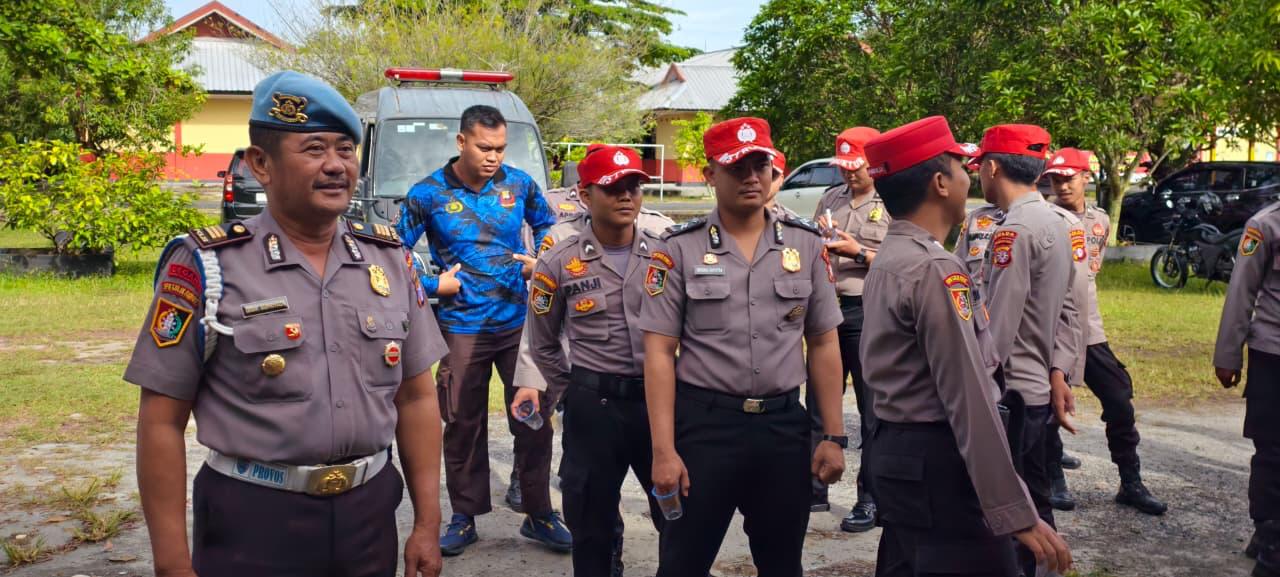 Personel berpangkat Brigadir hingga Bripda menjalani tes urine yang dilaksanakan Unit Provos SPN Polda Kalimantan Tengah, Senin (15/12). HUMAS