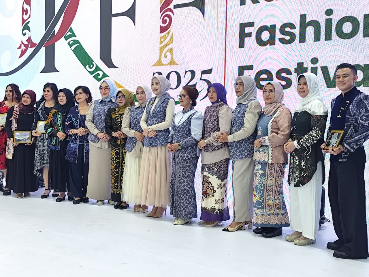 Ketua Dekranasda Kalteng Aisyah Thisia Agustiar Sabran (tengah) bersama Ketua Panitia Pelaksana Adiah Chandra Sari, para desainer lokal, model, serta anggota Dekranasda Kalteng berfoto bersama. IST