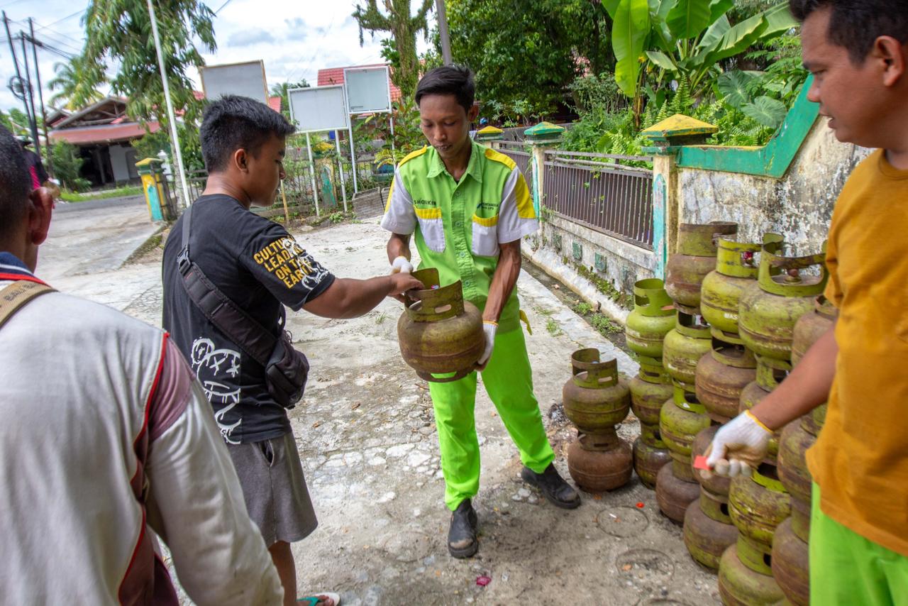 Pembelian elpiji oleh warga di Kelurahan Langkai, Senin (15/12/2025).RIFQI/KALTENG POS