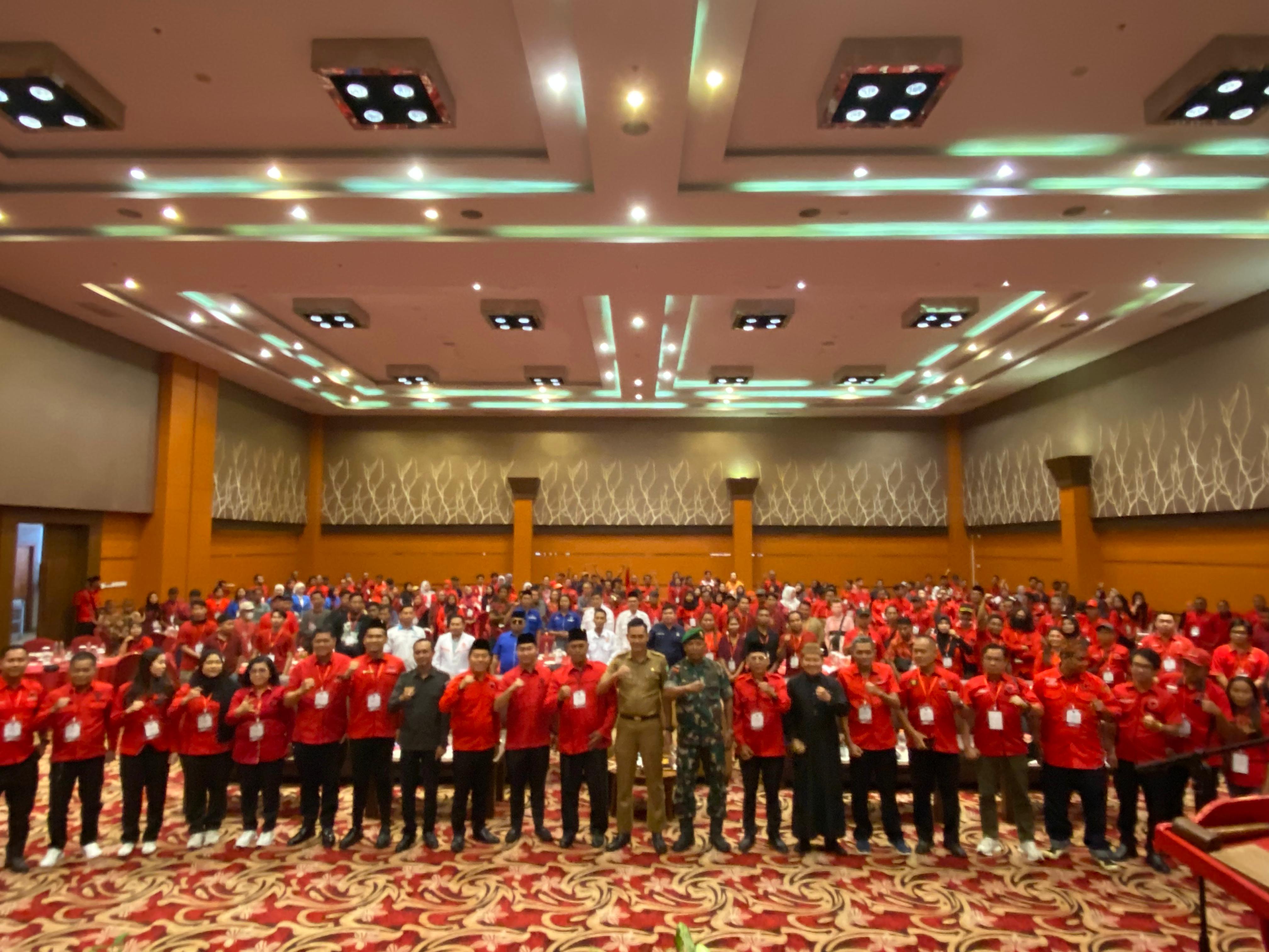 Seminar pendidikan politik.