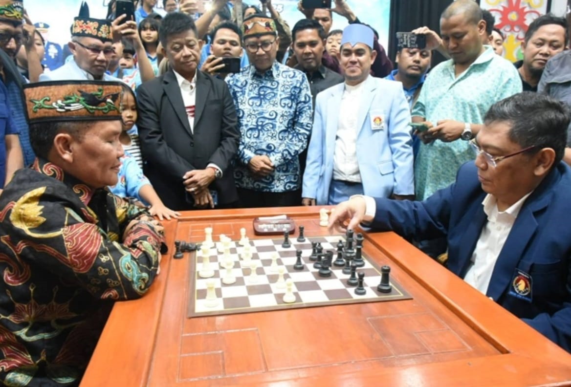Gubernur Kalteng H Agustiar Sabran SIKom bermain catur dengan Ketua Umum PB Percasi GM Utut Adianto di Aula Jaya Tingang, Minggu (14/12). HUMAS for KALTENG POS