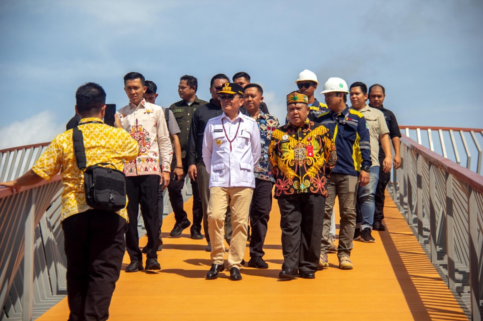 Gubernur Kalteng H Agustiar Sabran SIKom, Kepala Dinas PUPR Kalteng Prof. Dr. Ir. Juni Gultom, S.T., M.TP bersama pihak terkait ketika meninjau pembangunan RTH Komplek Bunbes. ARIF/KALTENG POS