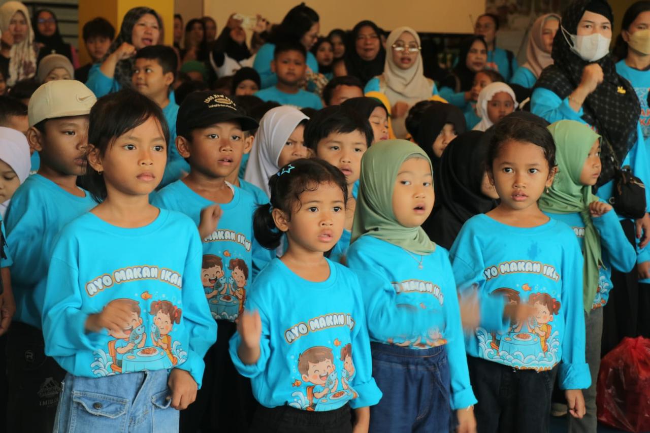 Anak-anak diajak makan ikan.