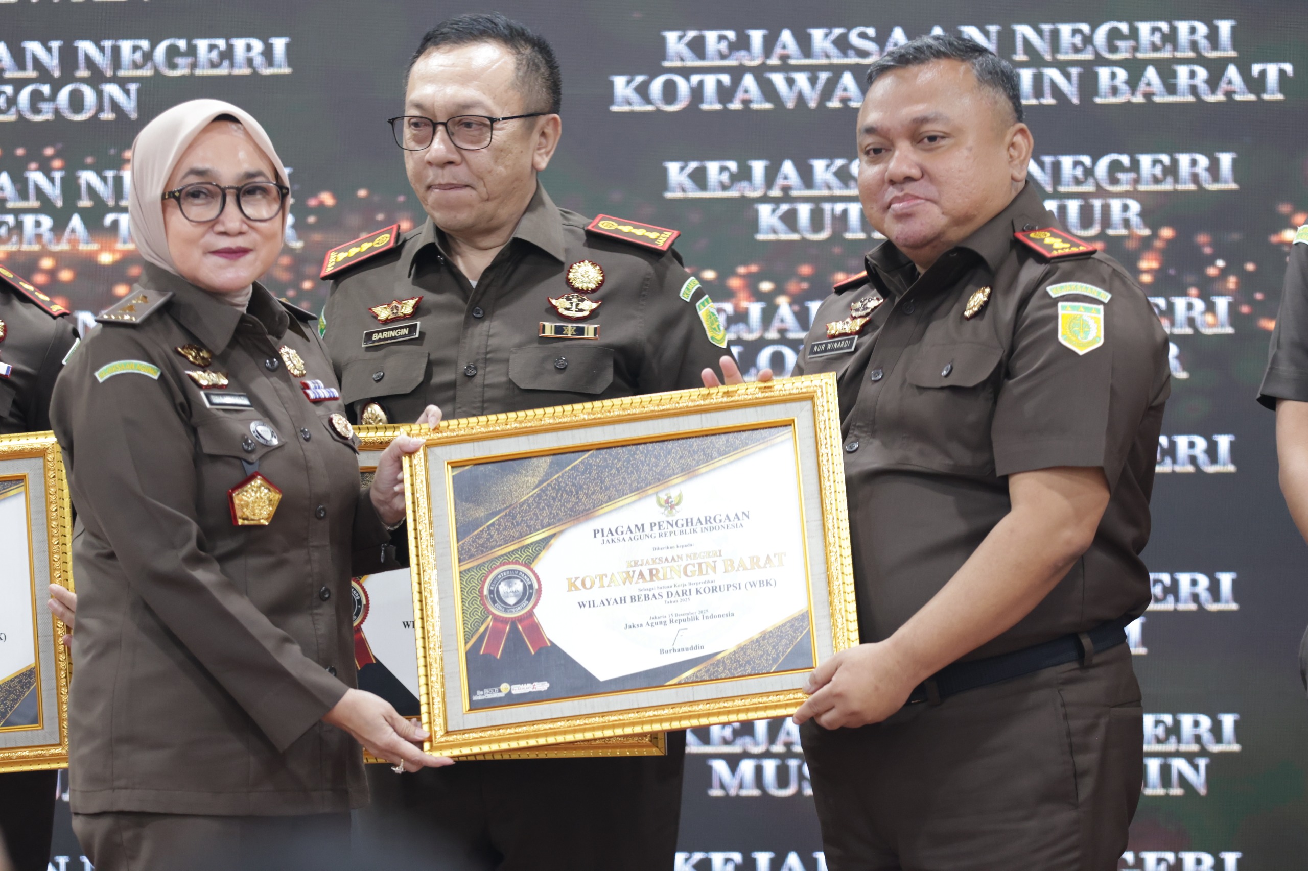 Kajari Kobar Dr Nurwinardi (kanan) menerima penghargaan.HUMAS