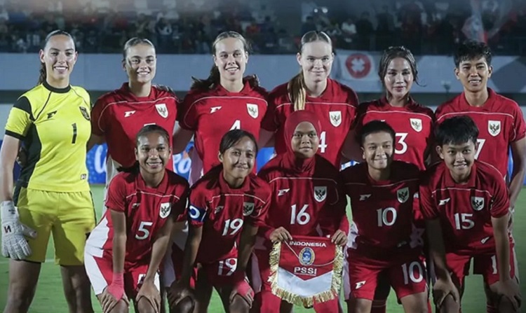 Timnas sepak bola putri Indonesia akan berhadapan timnas putri Thailand untuk perebutan tempat ketiga (medali perunggu) di Stadion Chonburi, Rabu (17/12/2025). (Sumber: Instagram @tajuknasional)
