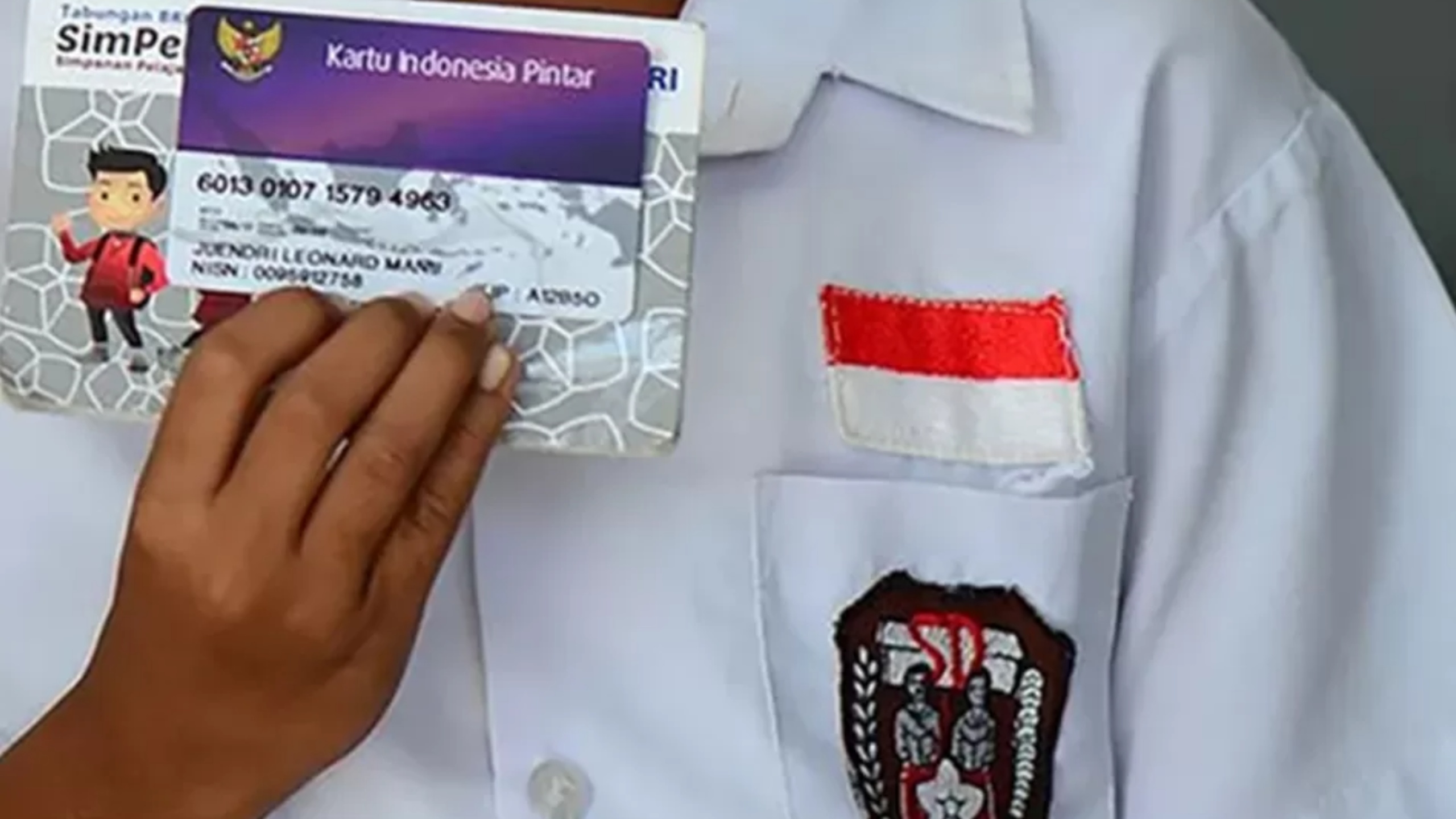 ILUSTRASI : siswa menunjukkan Kartu Indonesia Pintar. Berikut cara cek penerima PIP Kemdikbud melalui situs pip.dikdasmen.go.id