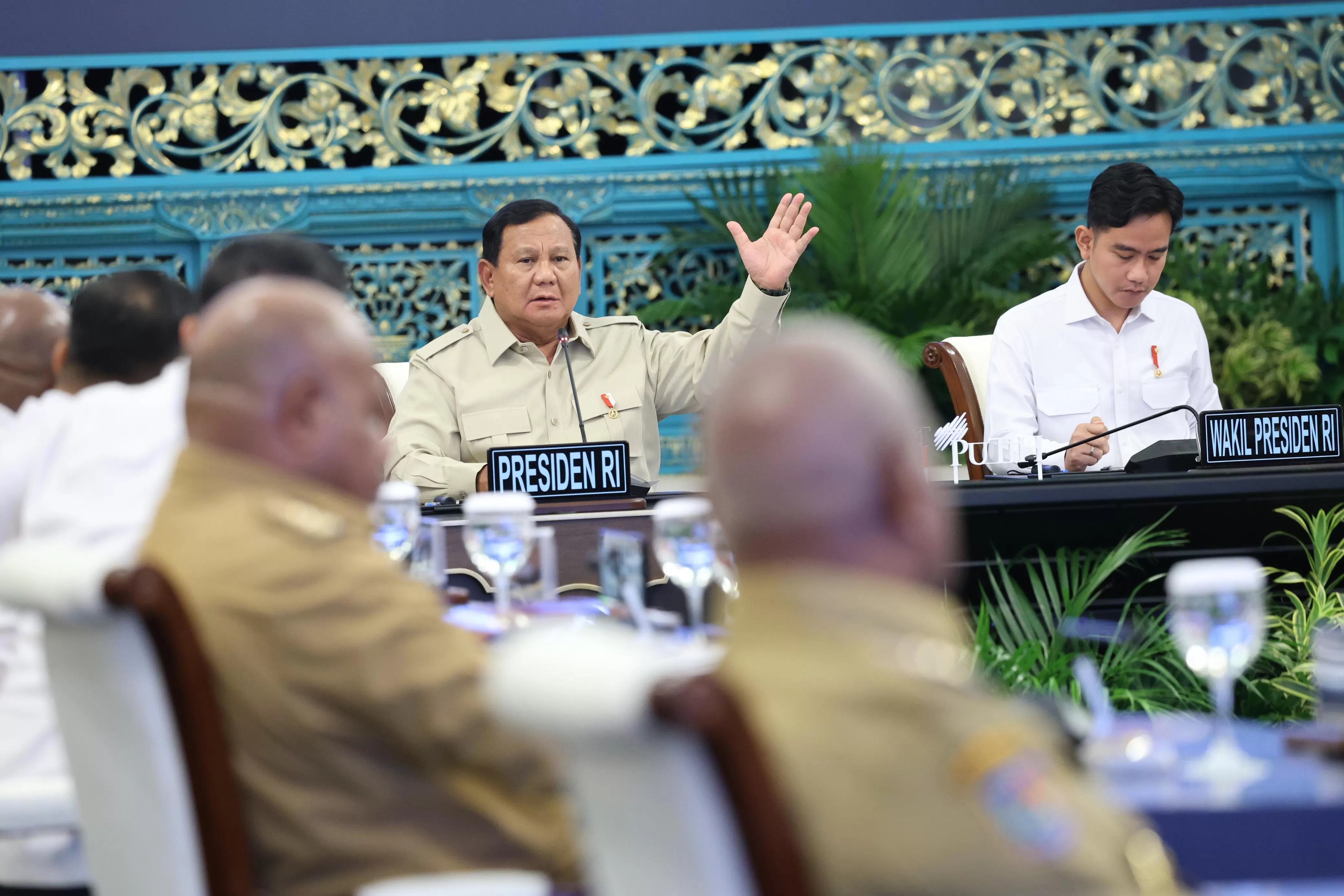 Presiden Prabowo Subianto saat memberikan pengarahan kepada para kepala daerah se-Papua dan Komite Eksekutif Percepatan Pembangunan Otonomi Khusus Papua di Istana Negara, Jakarta, Selasa (16/12)