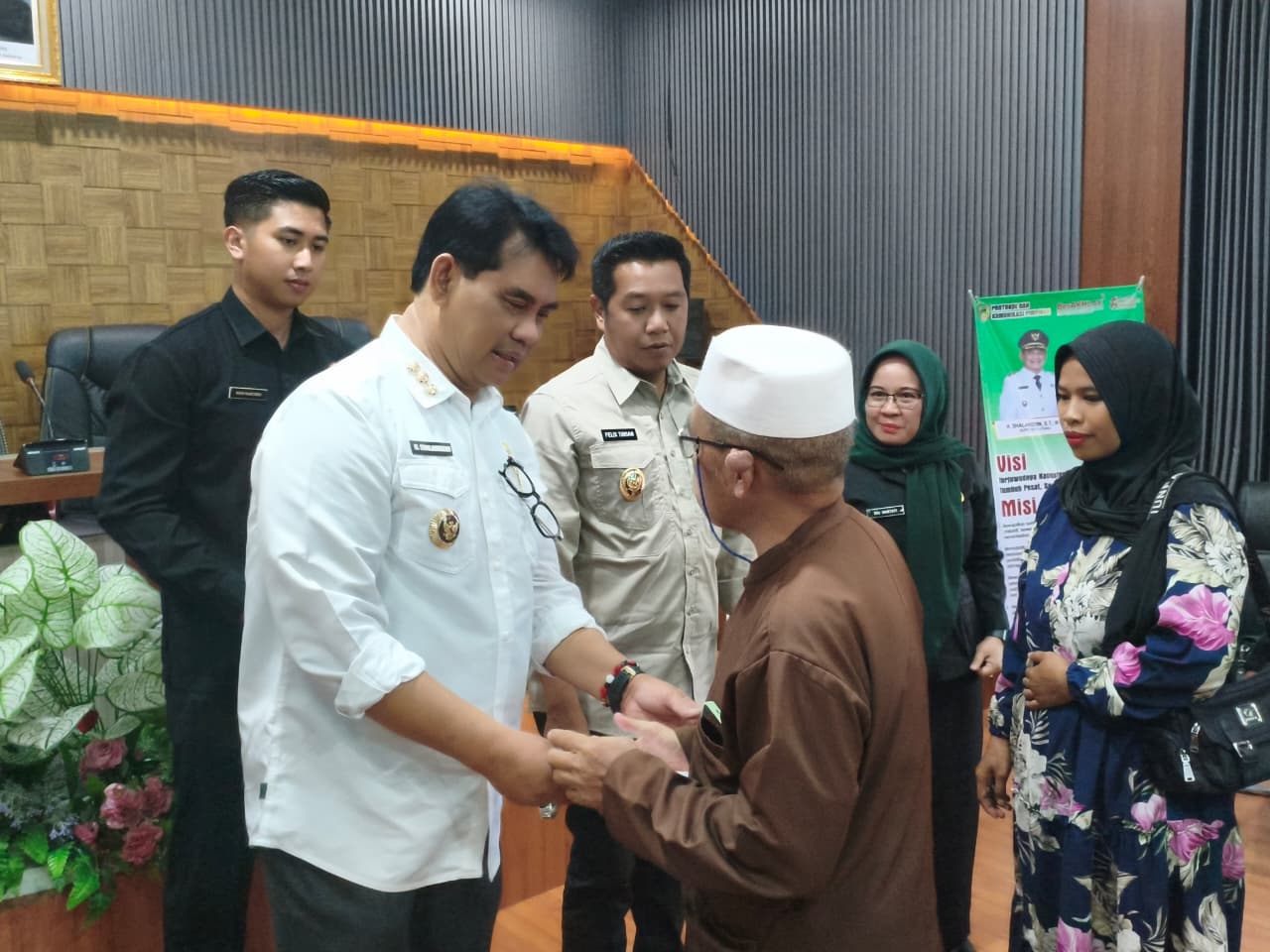 Bupati Barito Utara menyalami jemaah umrah hadiah gubernur Kalteng.RENO/KALTENG POS