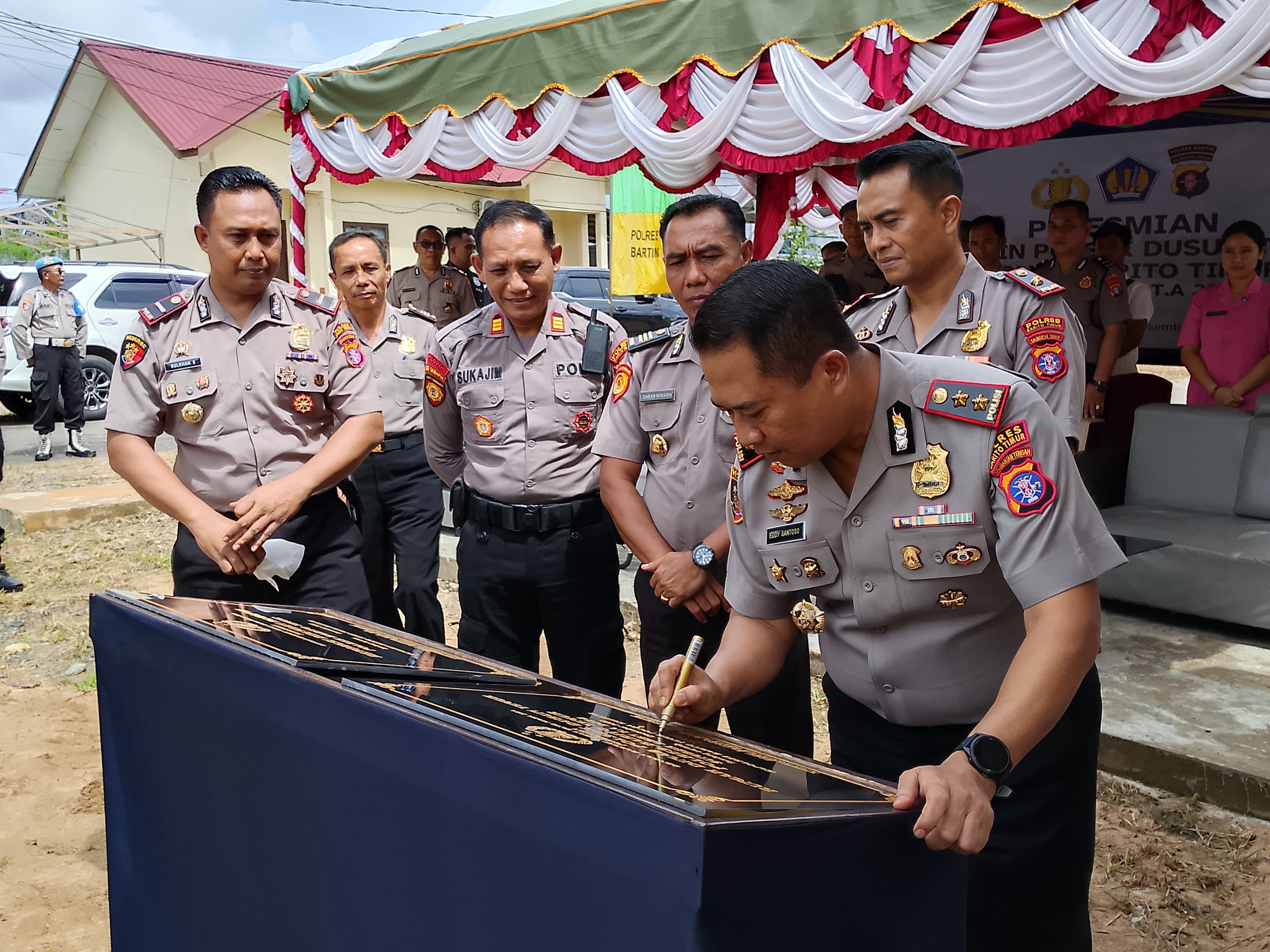 Kapolres Bartim AKBP Edi Santoso ketika melakukan peresmian rumah dinas Polsek Dusun Timur, Kamis (18/12/2025).HUMAS