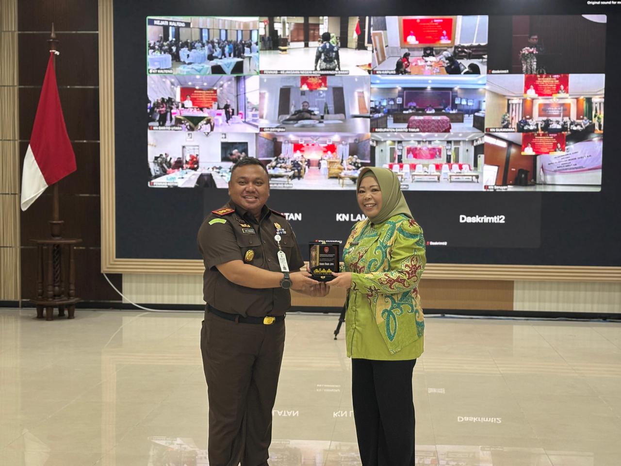 Kajari Kobar Dr Nurwinardi ketika melakukan penandatangan MOU bersama Bupati Kobar Hj Nurhidayah, Kamis (18/12/2025).HUMAS
