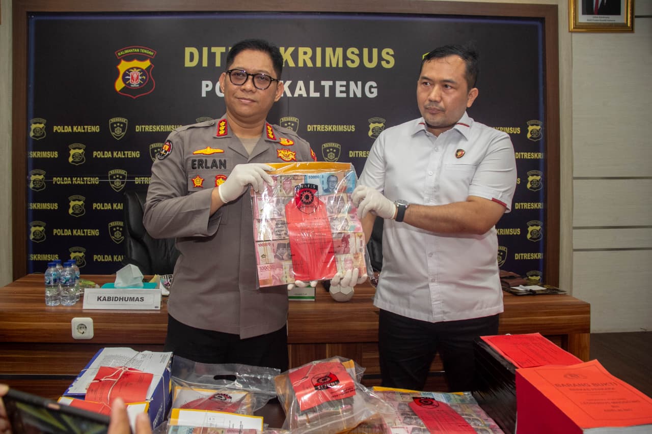 Kabid Humas Polda Kalteng, Kombes Pol. Erlan Munaji bersama Direktur Reskrimsus Polda Kalteng, Kombes Pol Rimsyahtono, menunjukkan barang bukti.ARIEF PRATHAMA/KALTENG POS