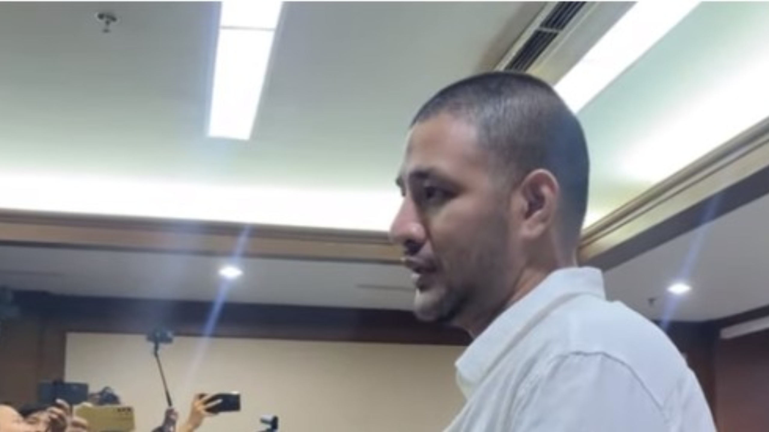 Tampilan baru Ammar Zoni saat hadiri secara langsung sidang lanjutan kasus dugaan peredaran narkoba yang digelar di PN Jakarta Pusat, Kamis (18/12/2025). TANGKAPAN LAYAR YOUTUBE/CUMICUMI