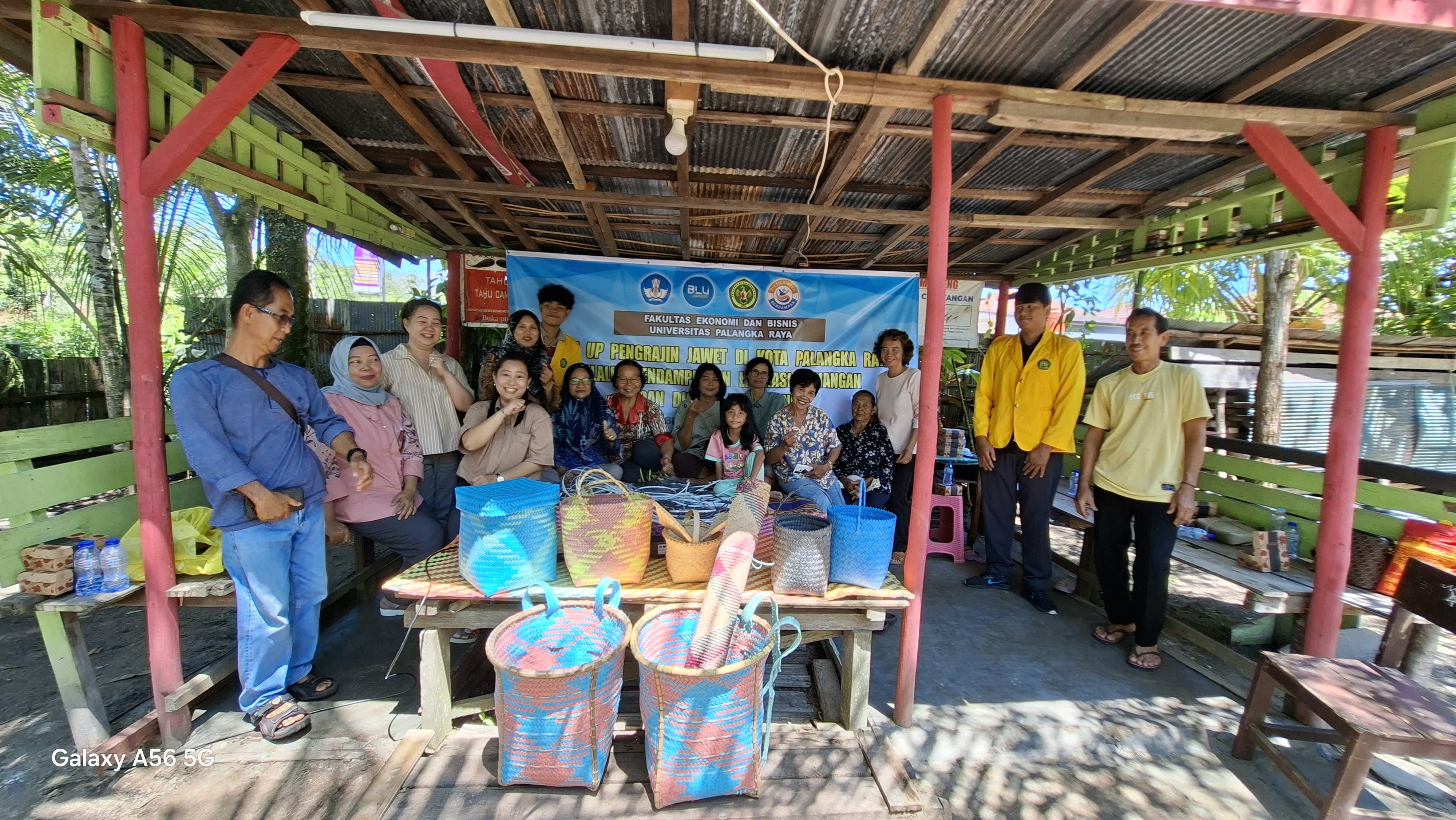 Tim dosen Akuntansi UPR mendampingi perajin jawet di Palangka Raya.