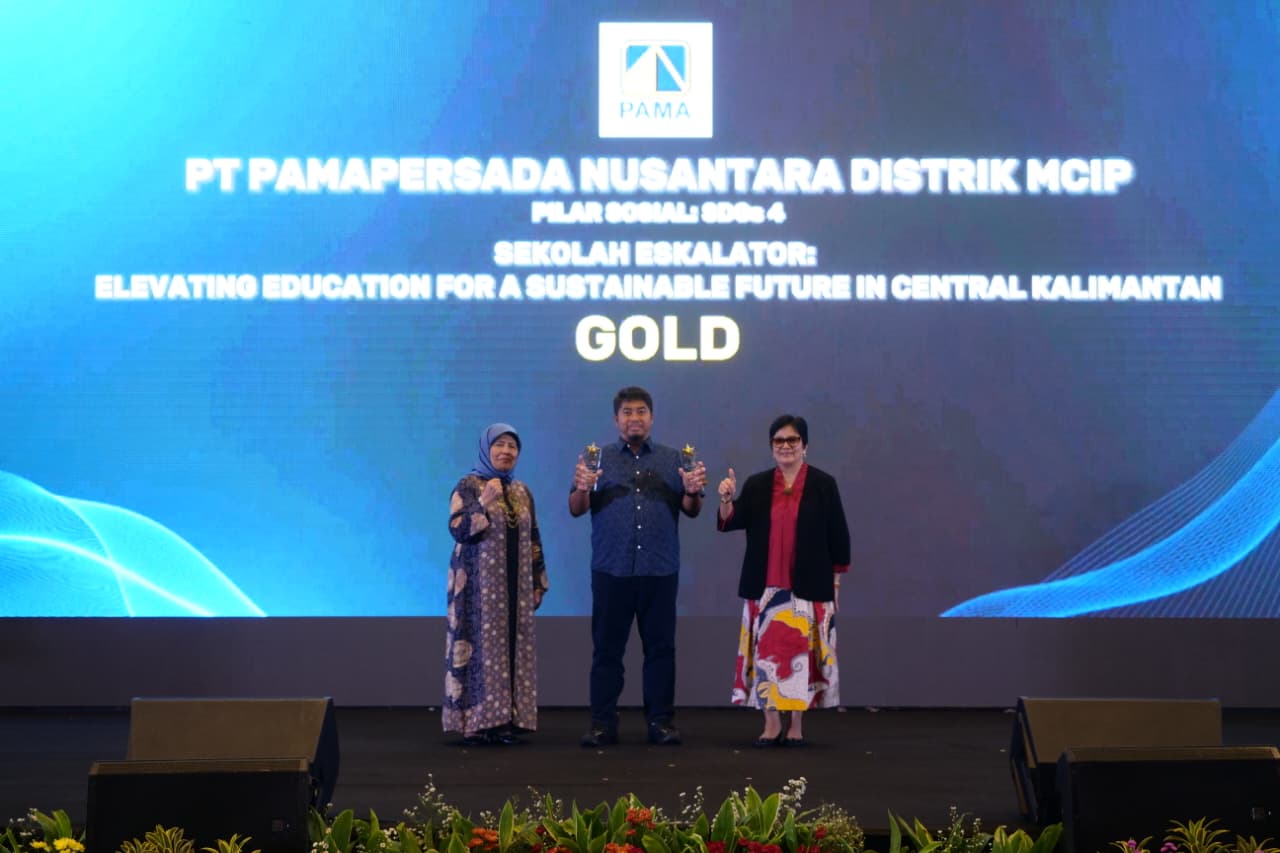 Perwakilan PT Pamapersada Nusantara ketika menerima penghargaan.