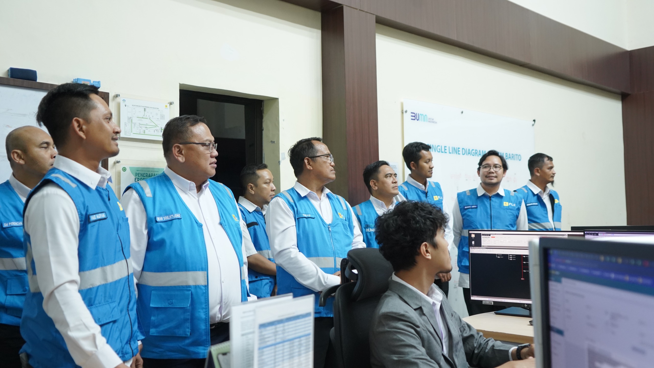 General Manager PLN UID Kalselteng, Iwan Soelistijono saat melakukan pengecekan di Distribution Control Center untuk memastikan kesiapan sistem kelistrikan menjelang momen Nataru.