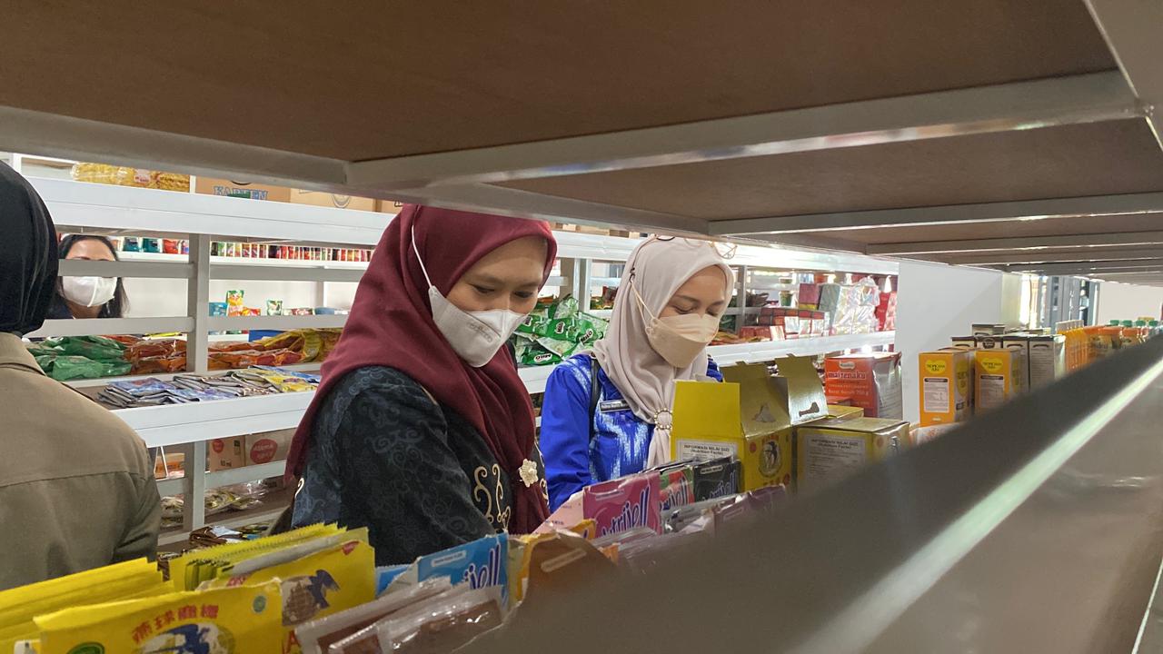 Petugas BBPOM Palangka Raya mengawasi pangan di Sampit.MIFTAH/KALTENG POS