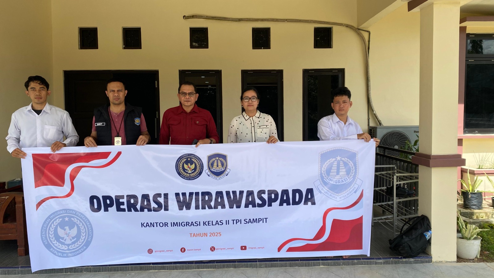 Tim Inteldakim Imigrasi Sampit saat melaksanakan Operasi Wirawaspada di Katingan.HUMAS