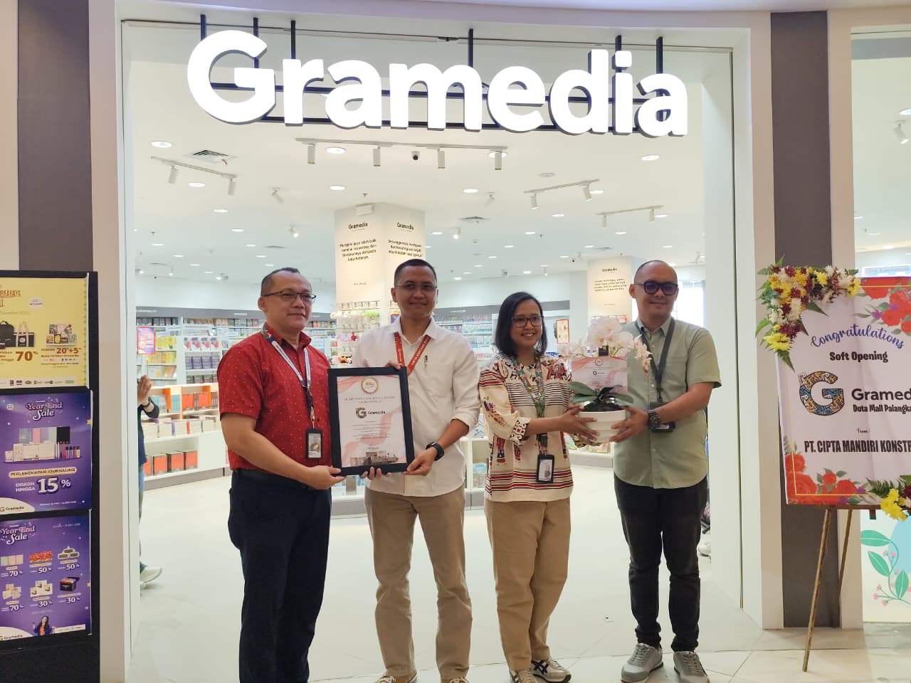 Perwakilan Manajemen Duta Mall Palangka Raya menyerahkan secara simbolis ucapan selamat kepada Asisten Store Manager Gramedia Palangka Raya, Adi Foday (kemeja putih)