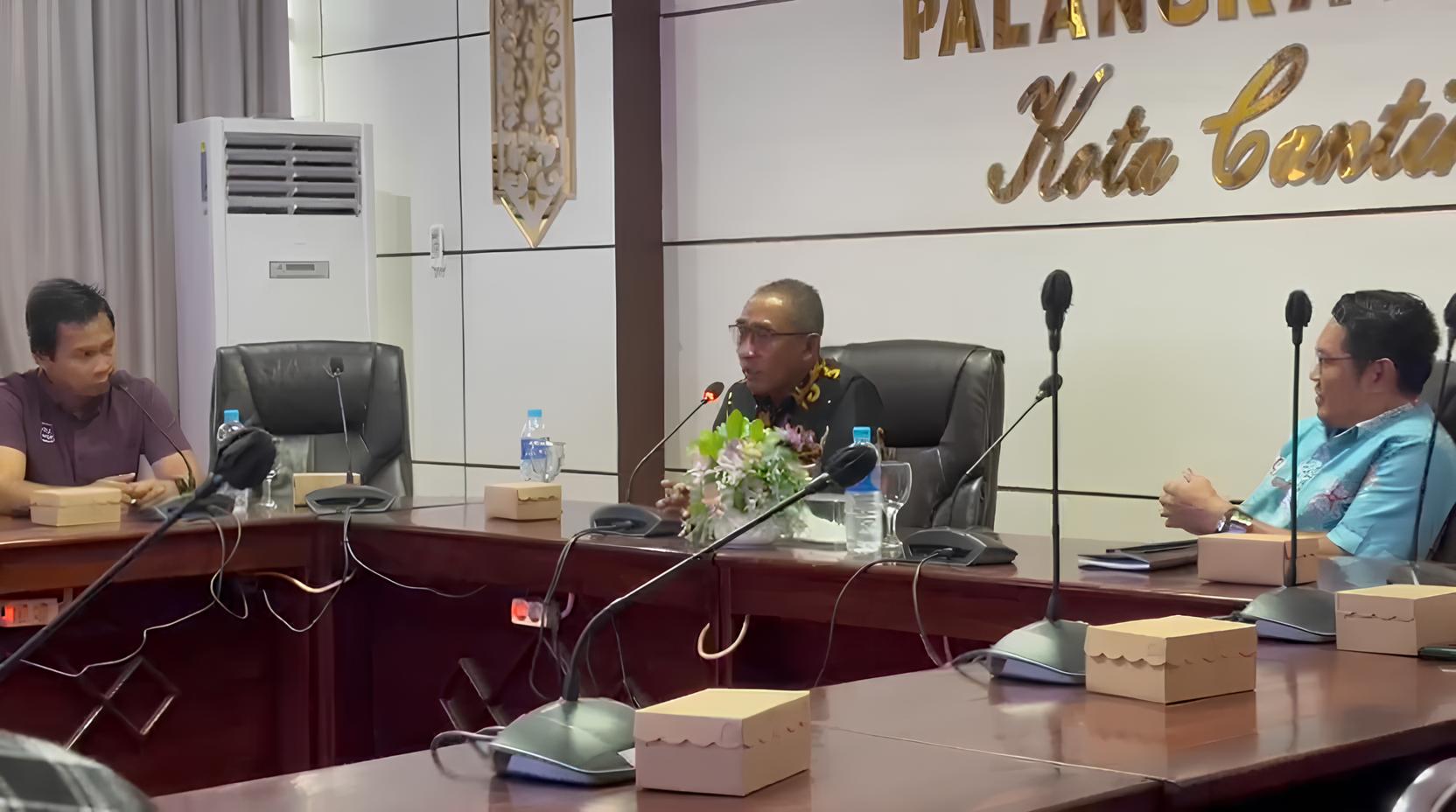 Kepala DPKUKMP Kota Palangka Raya, Samsul Rizal memimpin jalannya rapat pengendalian harga elpiji, di Peteng Karuhei I.ILHAM ROMADHONA/KALTENG POS