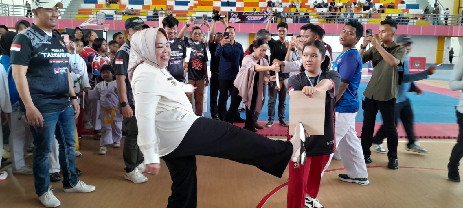 Bupati Kobar Hj. Nurhidayah bersama membuka Kejuaraan Taekwondo Bupati Cup I di GOR Pangeran Ratu Alamsyah, Sabtu (20/12/2025).
