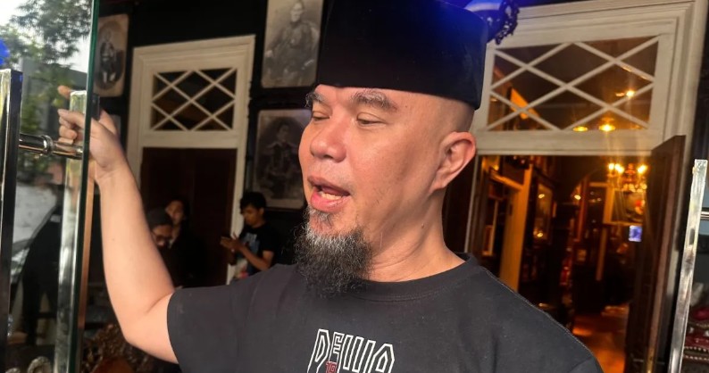 Ahmad Dhani dalam sesi wawancara dengan awak media di Kopi Dewa 19, Kemang, Jakarta, Jumat (19/12/2025). ANTARA