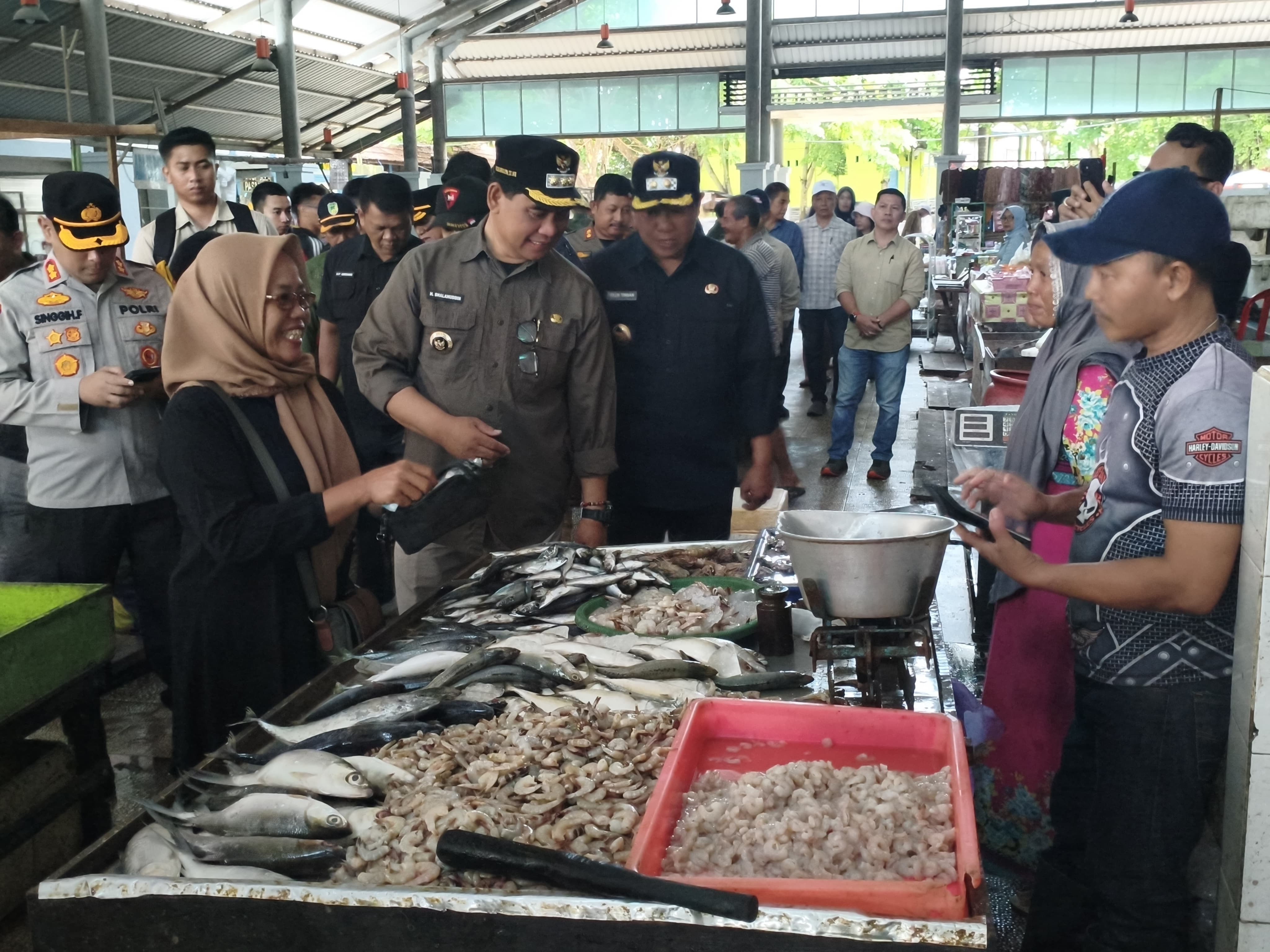 Bupati dan Wakil Bupati Barito Utara Sambangi pasar.RENO SAPUTRA/KALTENG POS
