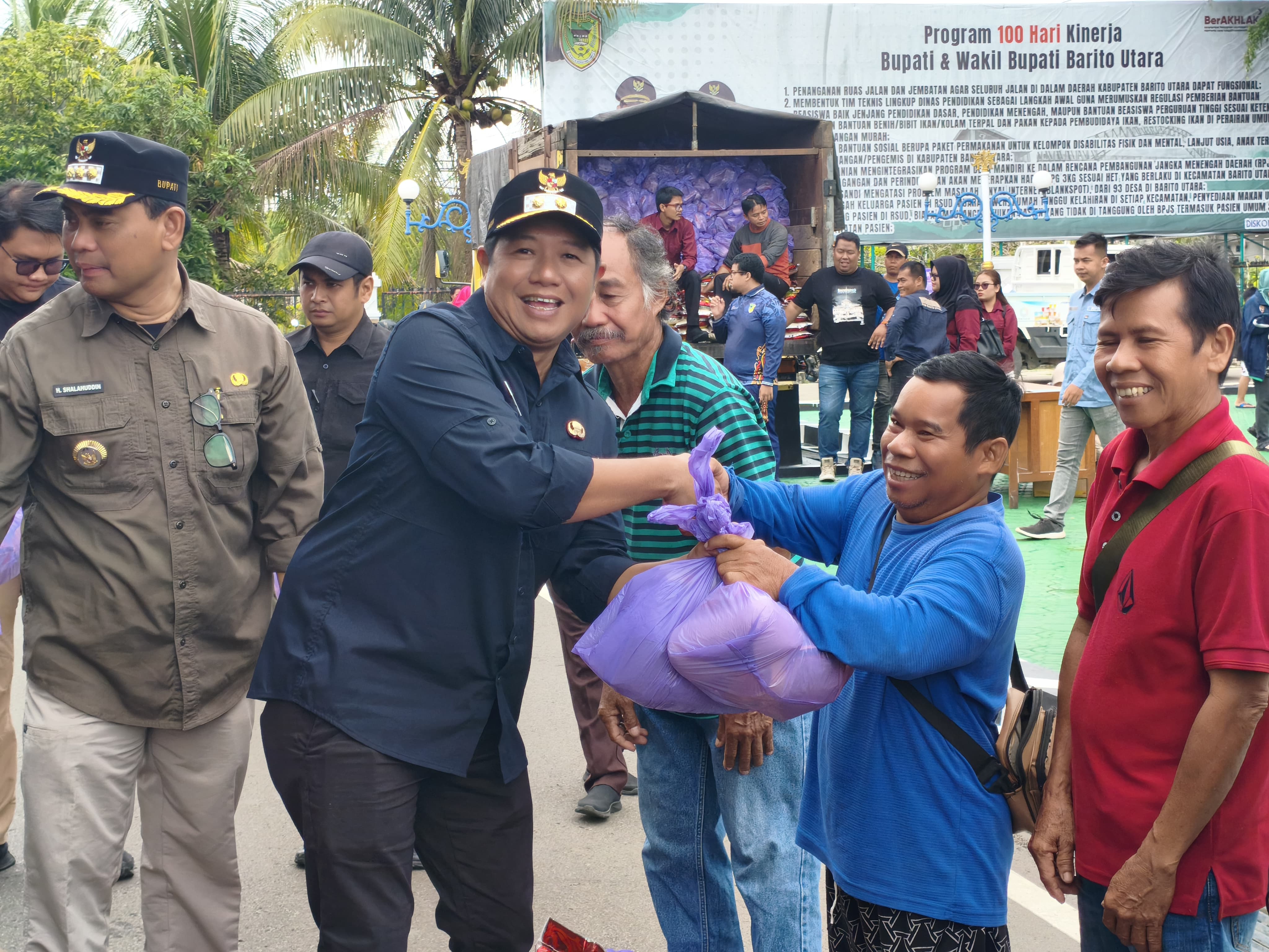 Pasar murah di Kantor Bupati Barito Utara.RENO SAPUTRA/KALTENG POS