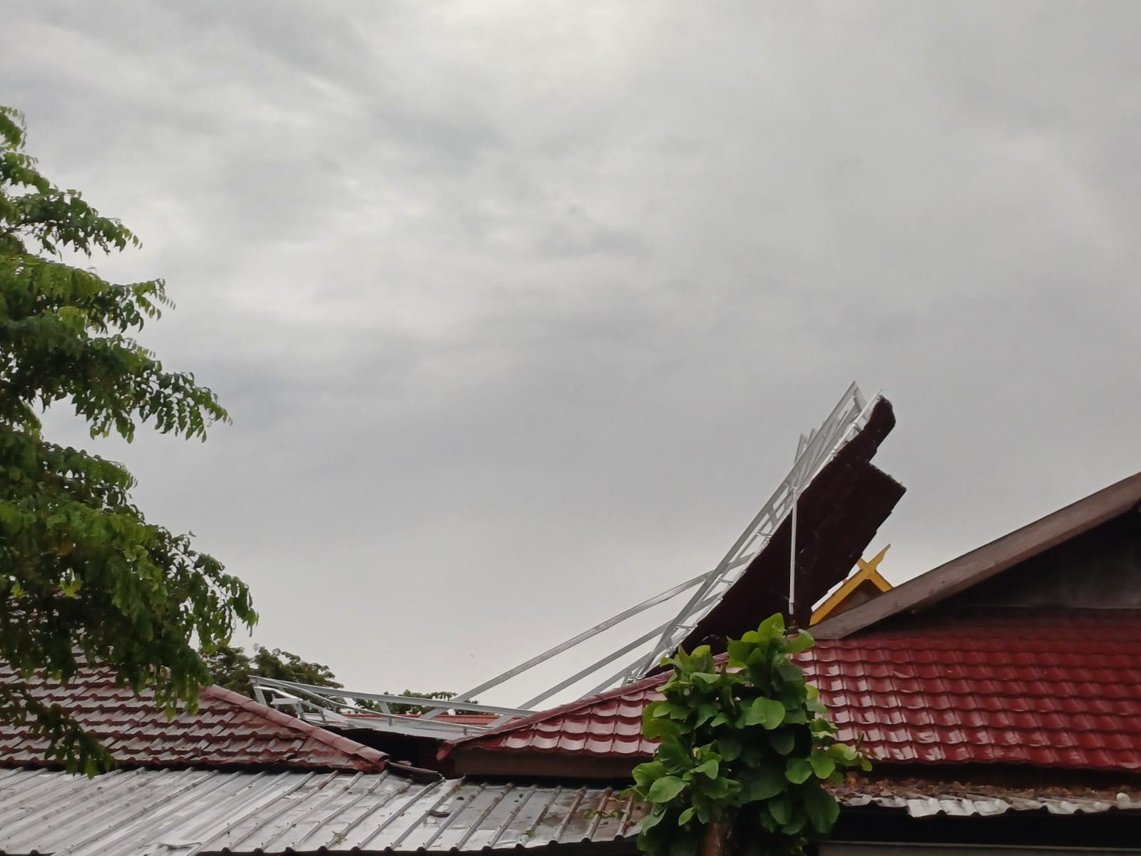 Atap rumah berterbangan akibat hujan dan angin kencamg di Sampit.