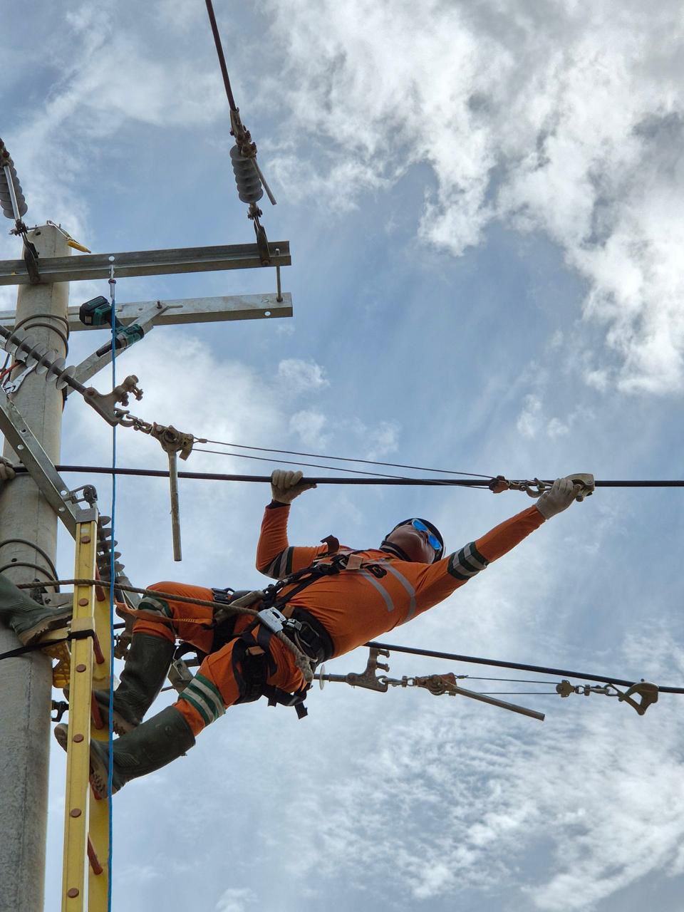 Personel PLN melakukan penarikan kabel Saluran Udara Tegangan Menengah (SUTM) di Panton Labu, Aceh Utara. (PLN)