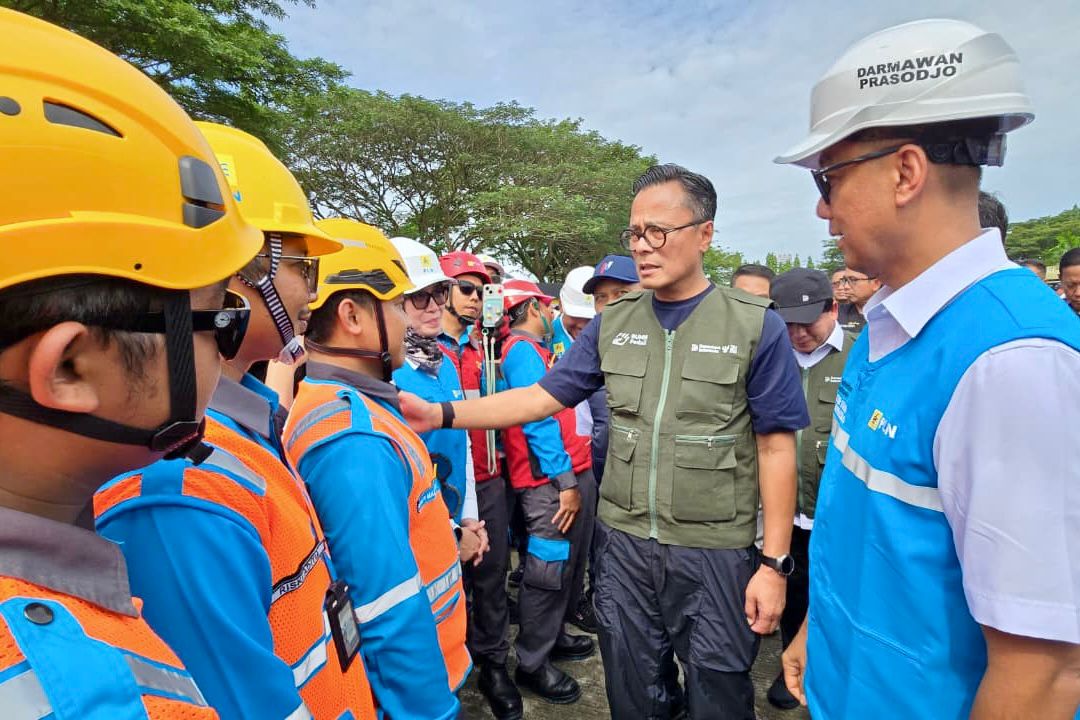 COO Danantara sekaligus Kepala BP BUMN Dony Oskaria (dua dari kanan) didampingi Direktur Utama PLN, Darmawan Prasodjo (kanan) menyapa relawan PLN usai Apel Pelepasan Relawan BUMN Peduli di Kualanamu.