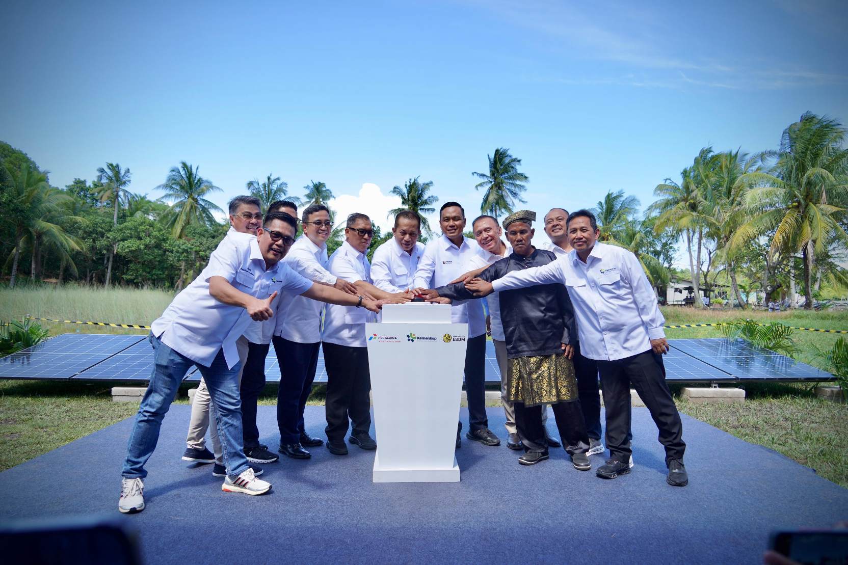 Peluncuran percontohan Pembangkit Listrik Tenaga Surya (PLTS) di Pulau Sembur.