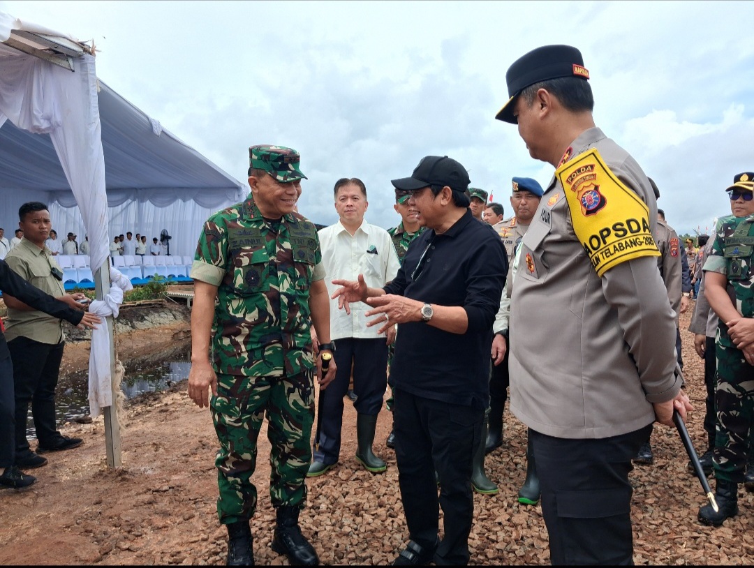 H Abdul Rasyid AS (baju hitam) Pangdam Tambun Bungai dan Kapolda Kalteng di sela-sela panen jagung.AGUS PRAMONO/KALTENGPOS.JAWAPOS.COM