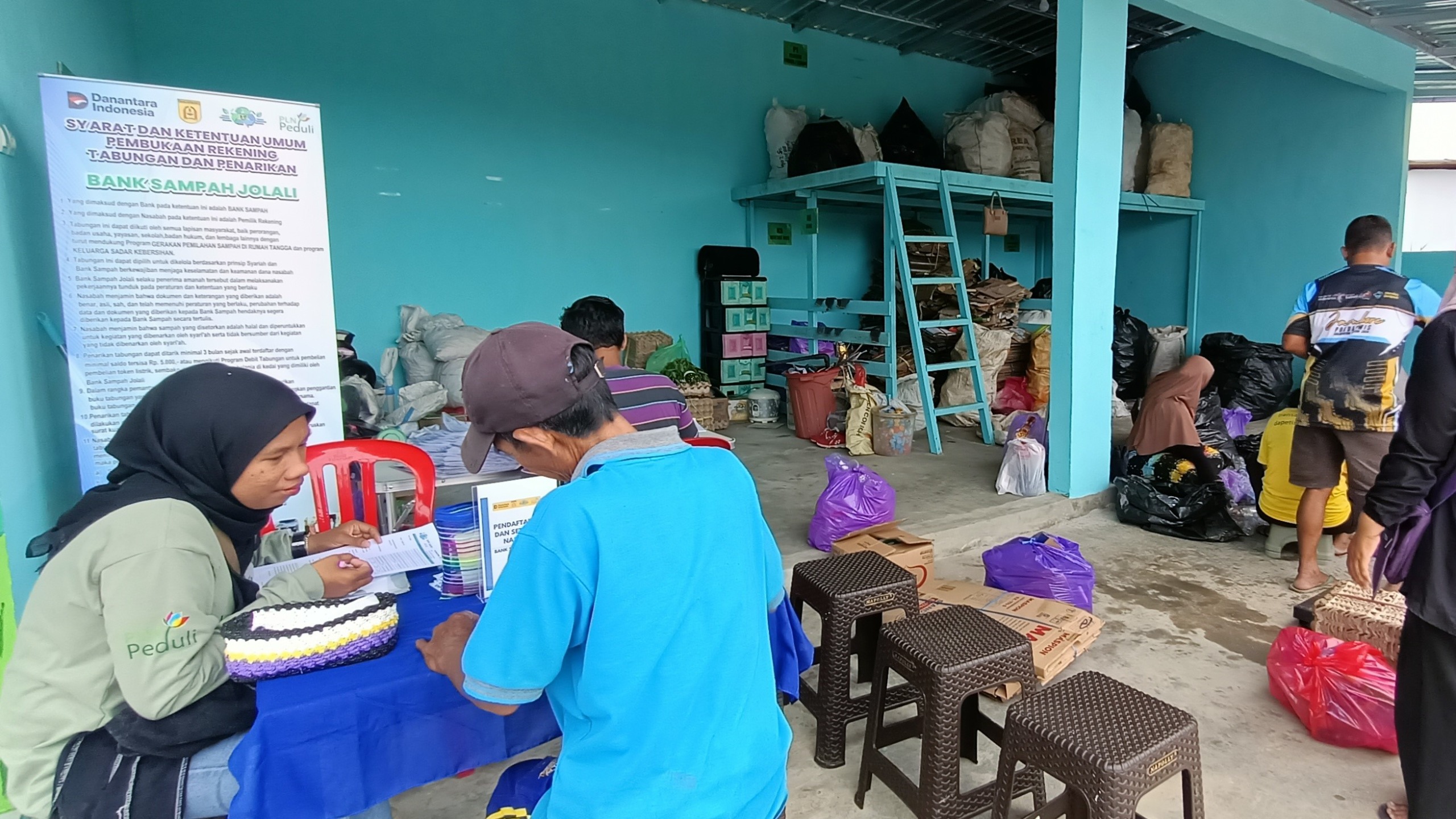 Salah satu kegiatan transaksi di Bank Sampah Desa Jolali yang merupakan bantuan dari PLN UID Kalselteng. (PLN)