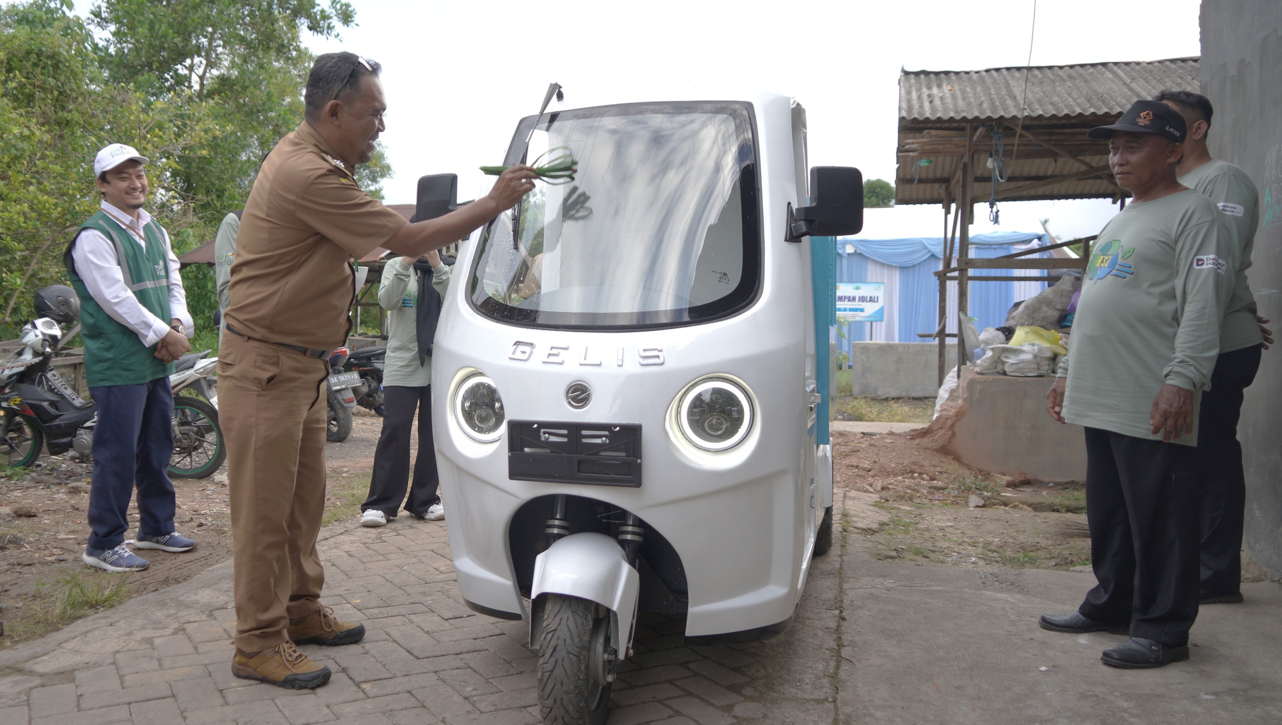 PLN UID Kalselteng juga memberikan bantuan pembangunan Bank Sampah Desa Jolali dan Motor Listrik Sampah untuk pengelolaan lingkungan disekitarnya. (PLN)