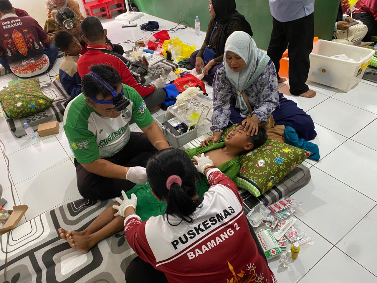 Sunatan massal dilaksanakan di halaman Masjid Nur Qolbu.MIFTAH/KALTENGPOS.JAWAPOS.COM