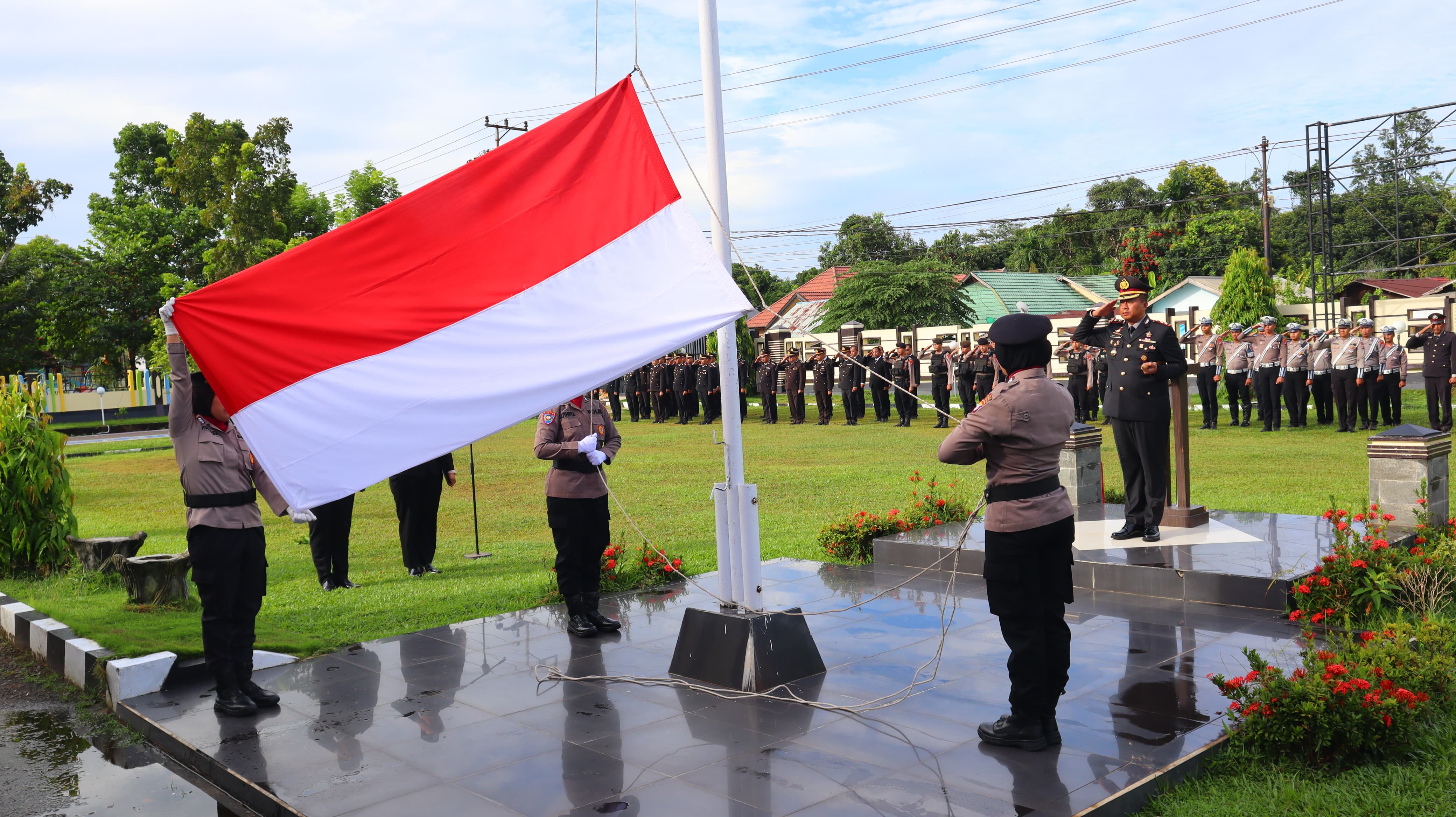 Kapolres Bartim AKBP Edi Santoso ketika menjadi Irup pada upacara Peringatan Hari Ibu ke 97 di Halaman Mapolres, Senin (22/12/2025).