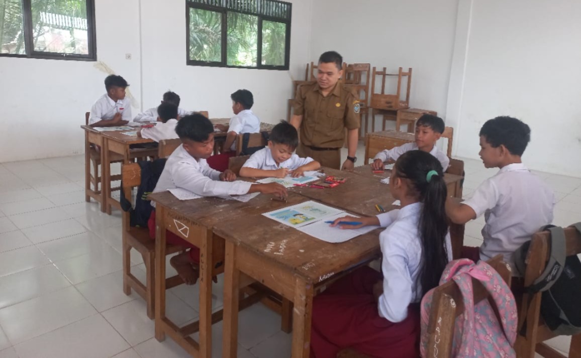 Anak-anak SDN 1 Paring Raya ketika mengikuti pembelajaran di ruang kelas, Rabu (3/12/2025). DHEA UMILATI/KALTENG POS