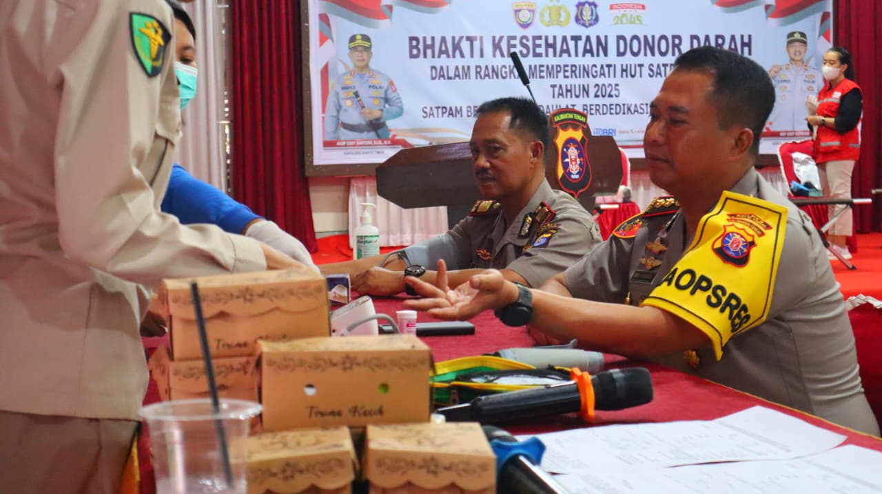 Kapolres Bartim AKBP Edi Santoso ketika melakukan pemeriksaan kesehatan.HUMAS