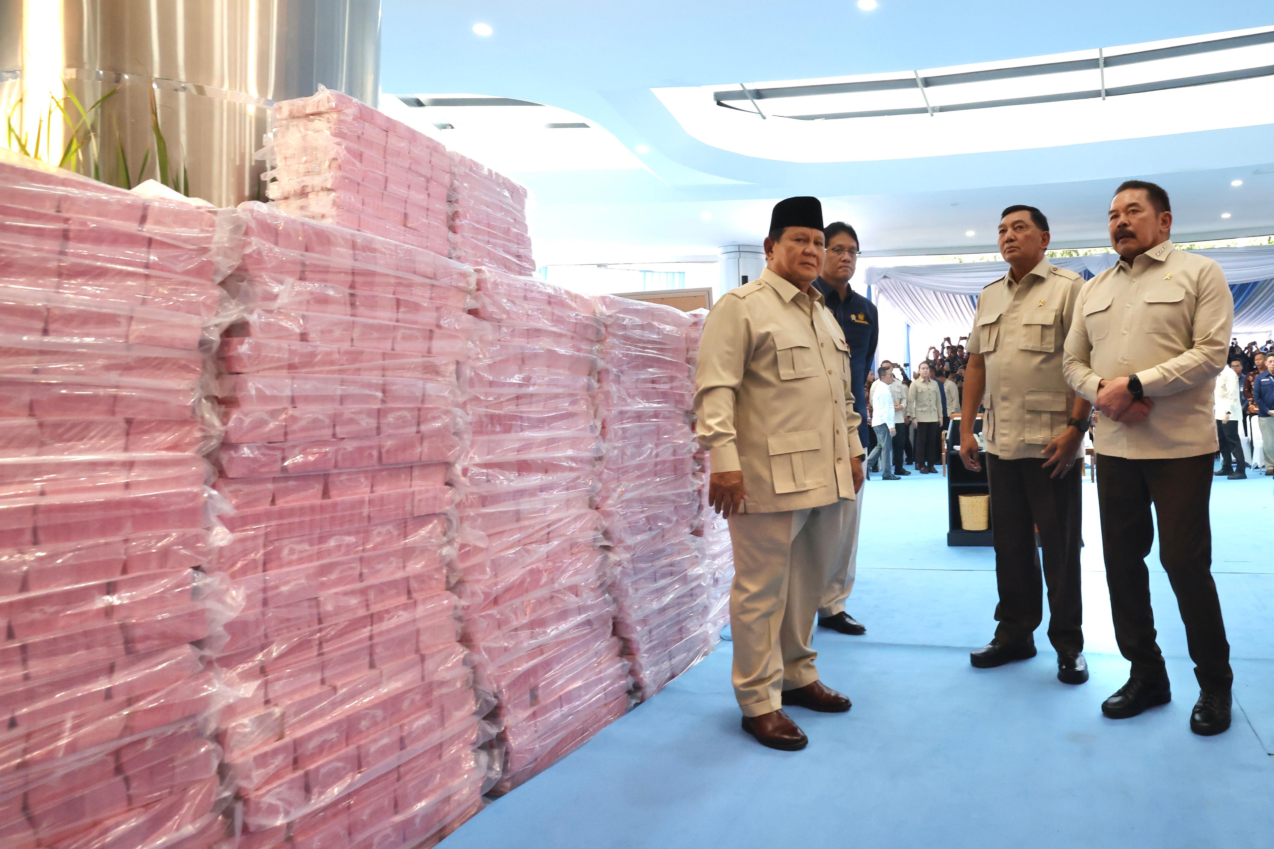 Presiden RI Prabowo Subianto pun dibuat takjub melihat tumpukan uang.SETPRES