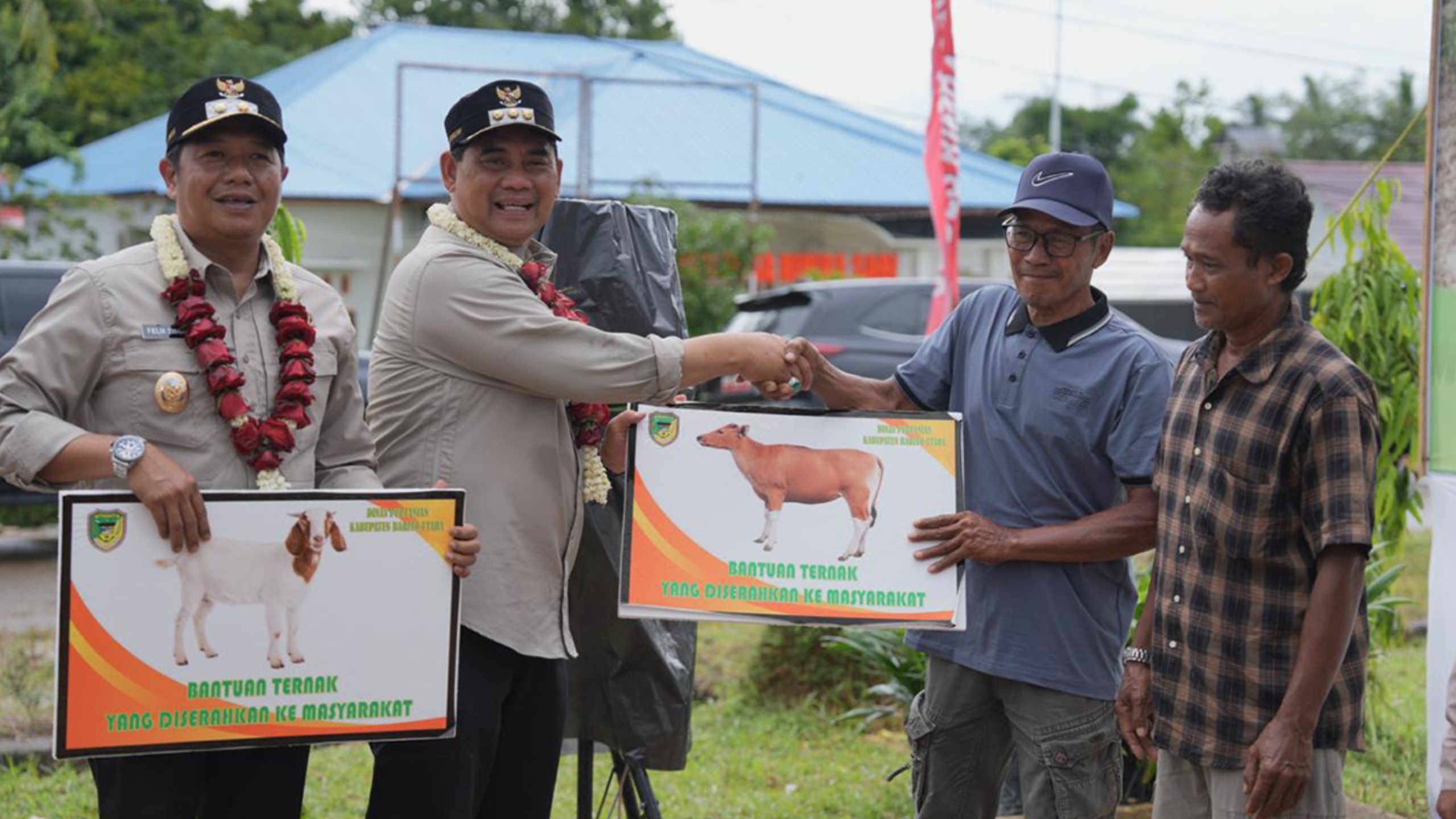 Bupati Batara H. Shalahuddin didampingi Wakil Bupati Felix Sonadie Y. Tingan menyerahkan bantuan ternak kepada perwakilan kelompok tani di Desa Rimba Sari, Kec. Teweh Tengah, Senin (22/12).