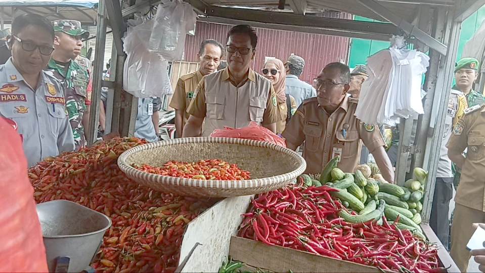 Plt Asisten Bidang Perekonomian dan Pembangunan Setda Kota Palangka Raya, Samsul Rizal memantau kondisi harga bapok jelang Nataru, di Pasar Besar.ILHAM/KALTENG POS
