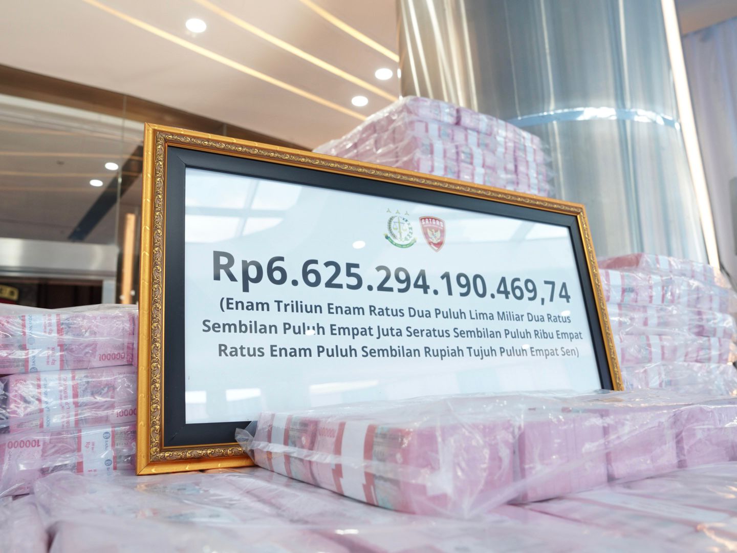 Barang bukti uang hasil kejahatan kehutanan.SETPRES